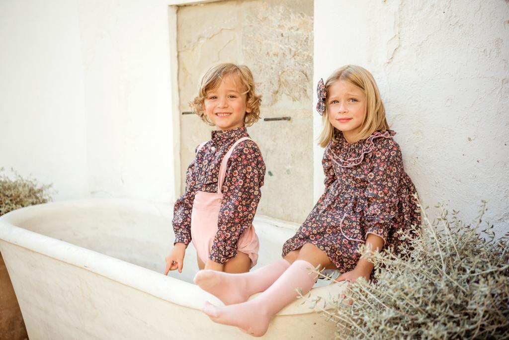 POLERA NIÑO FONDO MARINO FLORES ROSAS EMPOLVADAS 